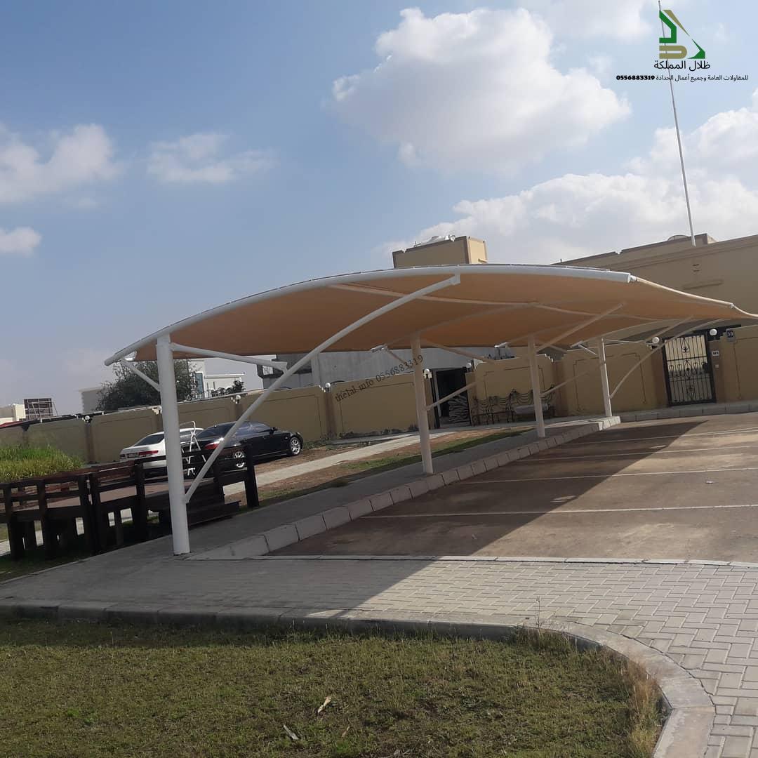 تُعتبر مظلات السيارات من الحلول الأكثر طلبًا في السوق السعودي. فتعرض السيارات لأشعة الشمس المباشرة لفترات طويلة يؤدي إلى أضرار جسيمة، سواء من خلال تآكل الطلاء الخارجي أو زيادة درجة حرارة المقصورة الداخلية. يُمكن لمظلات السيارات المصنوعة من مواد مثل الـ PVC أو الأقمشة المعالجة أن تخفض درجة حرارة السيارة بنسبة تصل إلى 60%، وتحميها من الأشعة فوق البنفسجية الضارة.